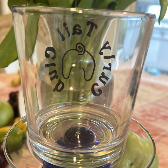 New clear crystal glass with custom design of Dogs behind with “Curly Tail Club” - Picture 5 of 6